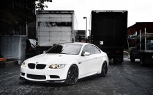Белый BMW 3 серии, М3, грузовики, черные катки, асфальт